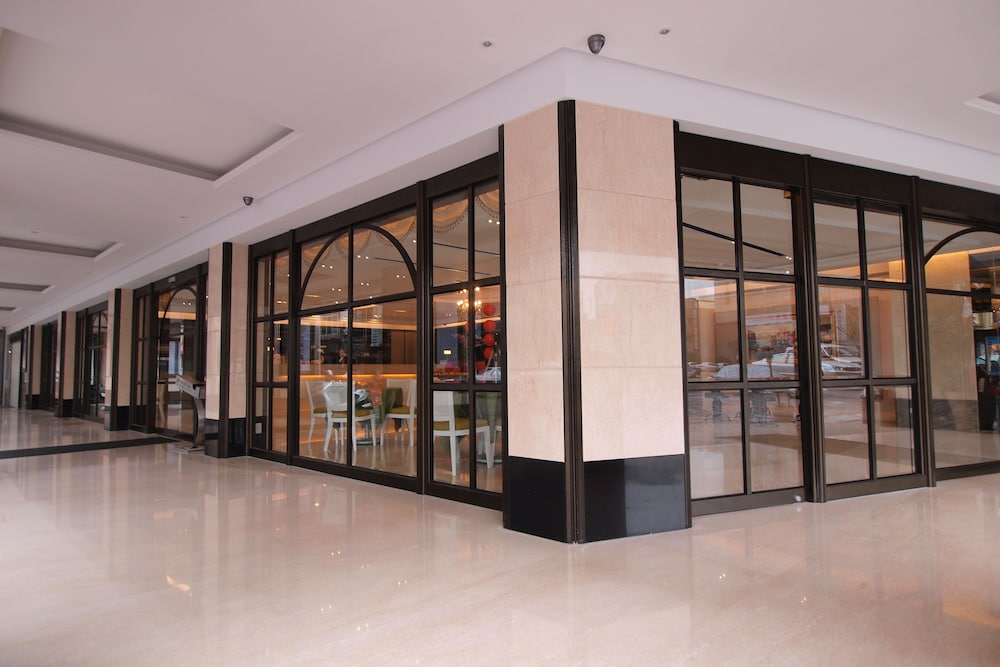 Grand Earl Hotel 28/48