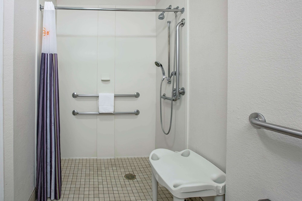 La Quinta Inn & Suites by Wyndham Dallas Arlington South 23/66