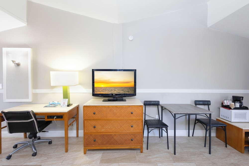 Warm Mineral Springs Motel 25/45