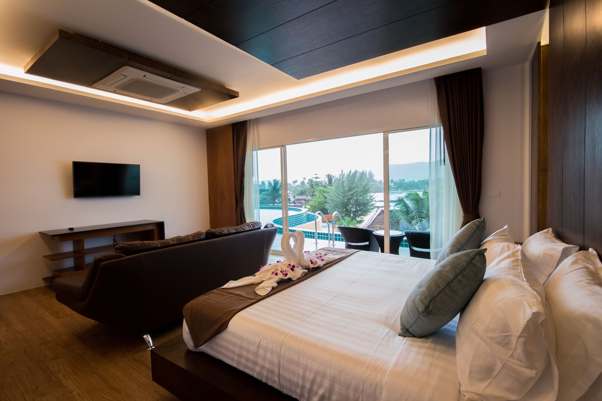 Luxury Double Pool and Sea View Room 2/5
