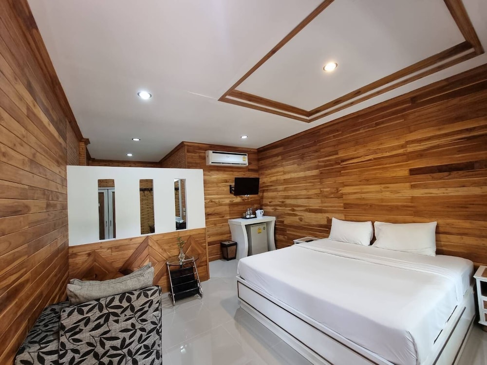 STANDARD, QUEEN BED, CORNER