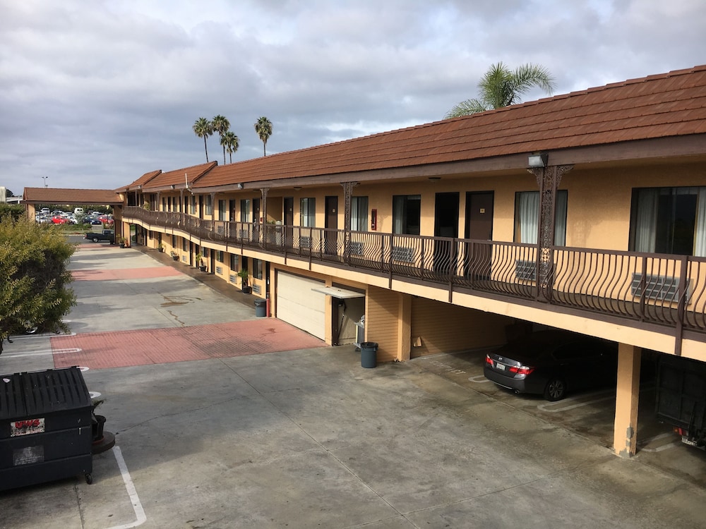 Del Amo Inn 21/26