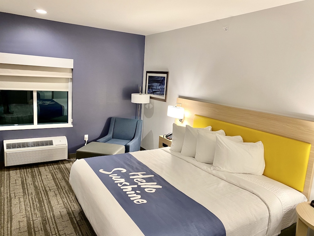 Days Inn & Suites By Wyndham Beaumont West / I-10 & Walden 18/47