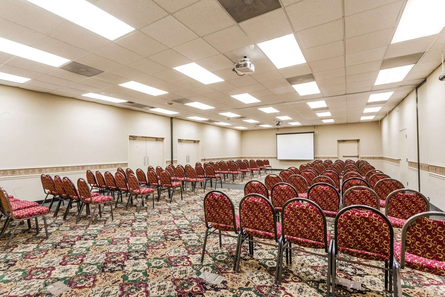 Ramada by Wyndham Edgewood Hotel & Conference Center 14/20