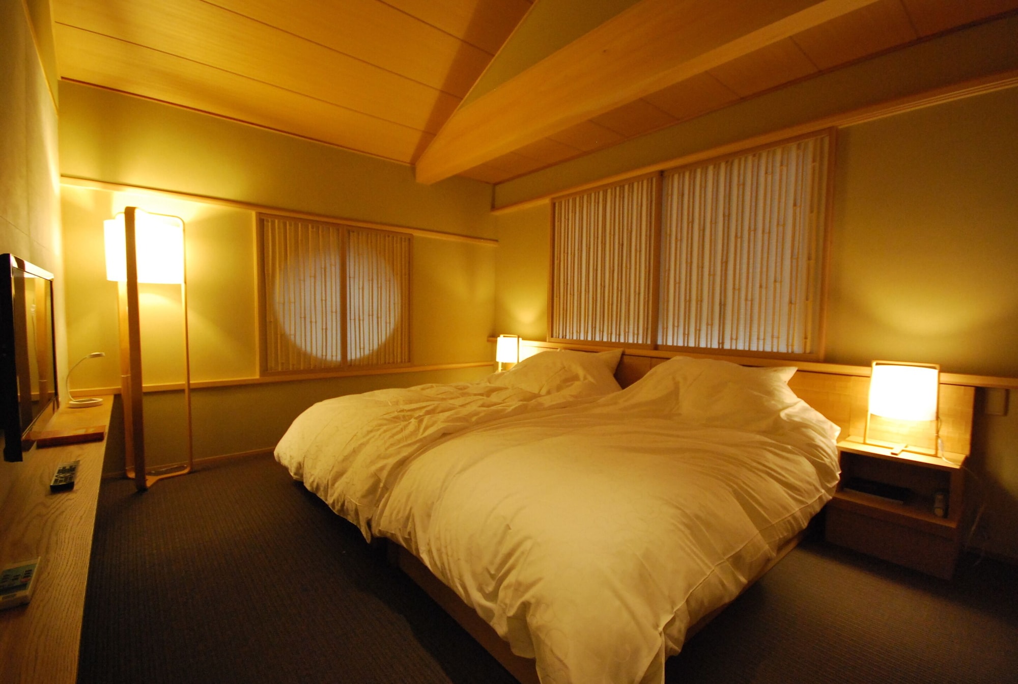 ROOM, 4 SEMI DOUBLE BEDS, TWIN BEDS