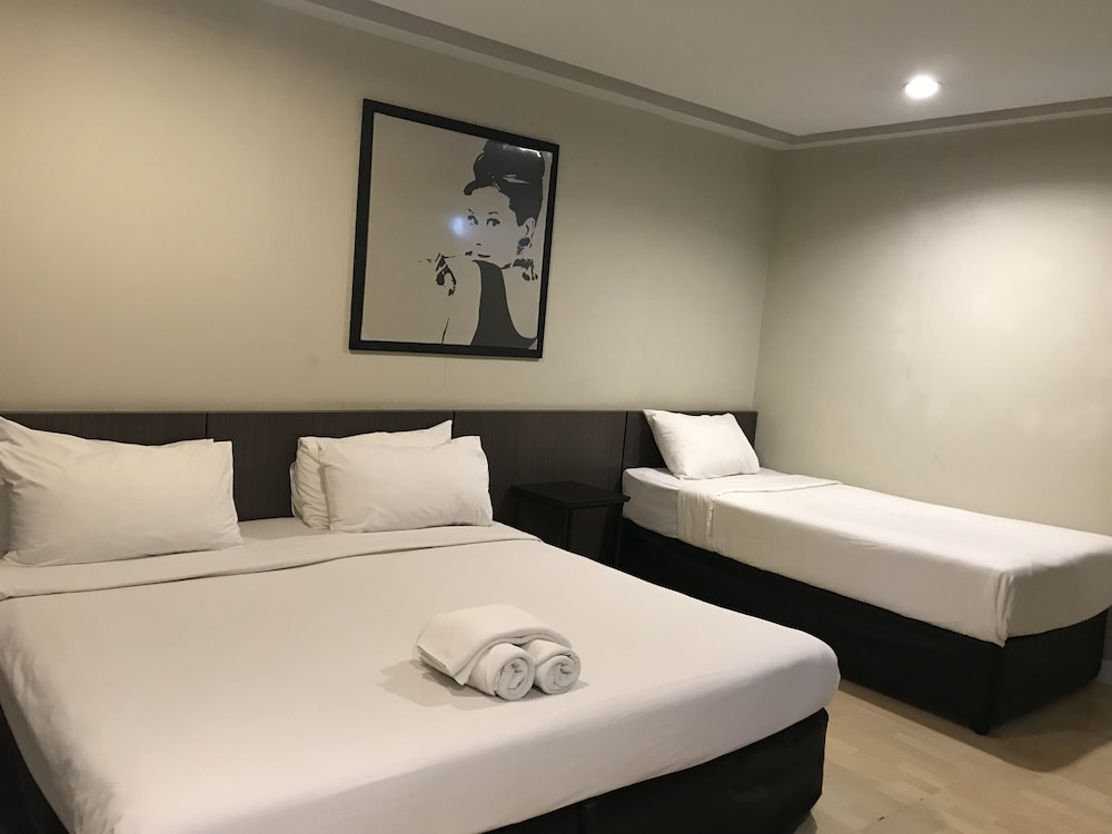 Paragon Inn 16/63