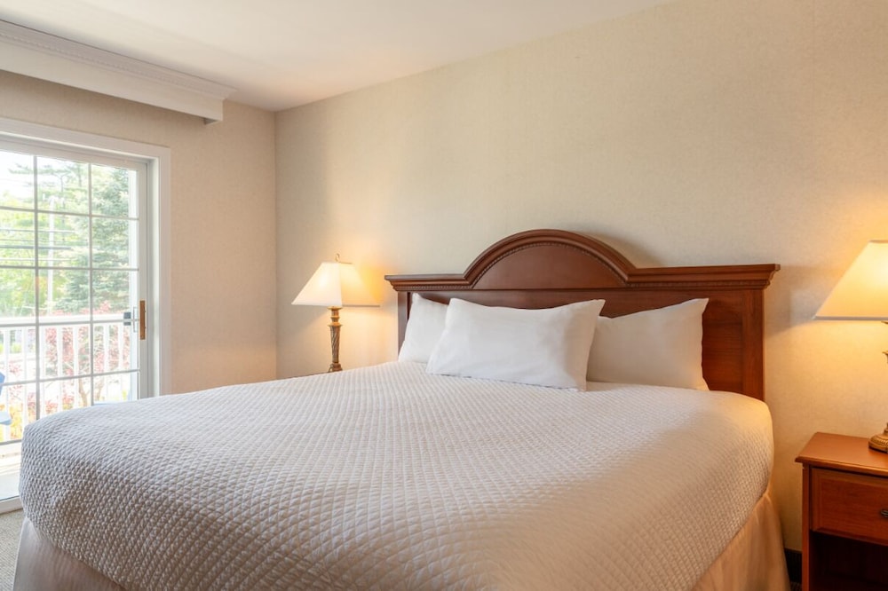 جناح بسرير كينج بغرفة نوم واحدة مع أريكة بجاكوزي بمطبخ صغير، Ogunquit Hotel 4/10