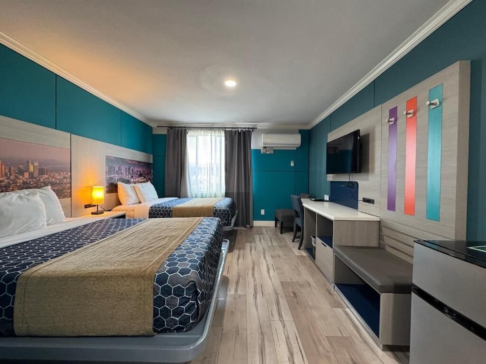 DELUXE, DOUBLE OR TWIN BED