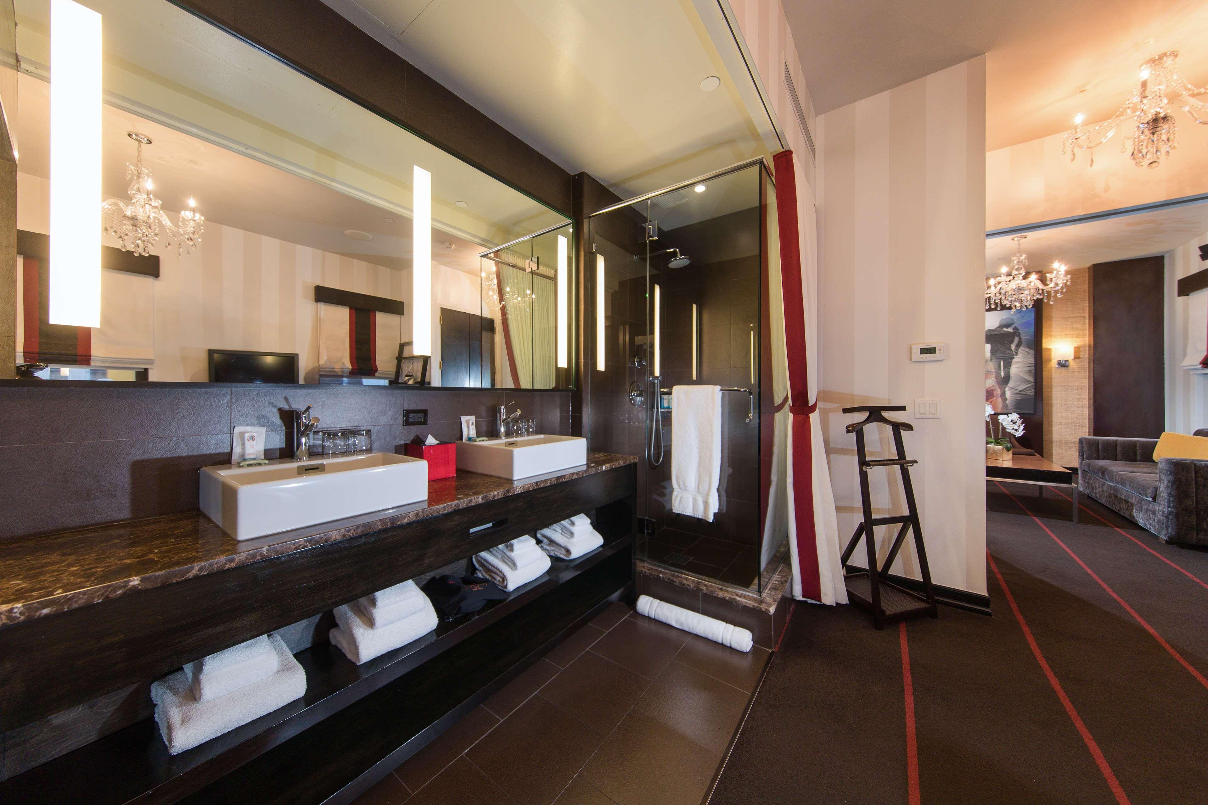 جناح بسرير كينج مع أريكة بمنطقة جلوس، Sanctuary Hotel New York 4/4