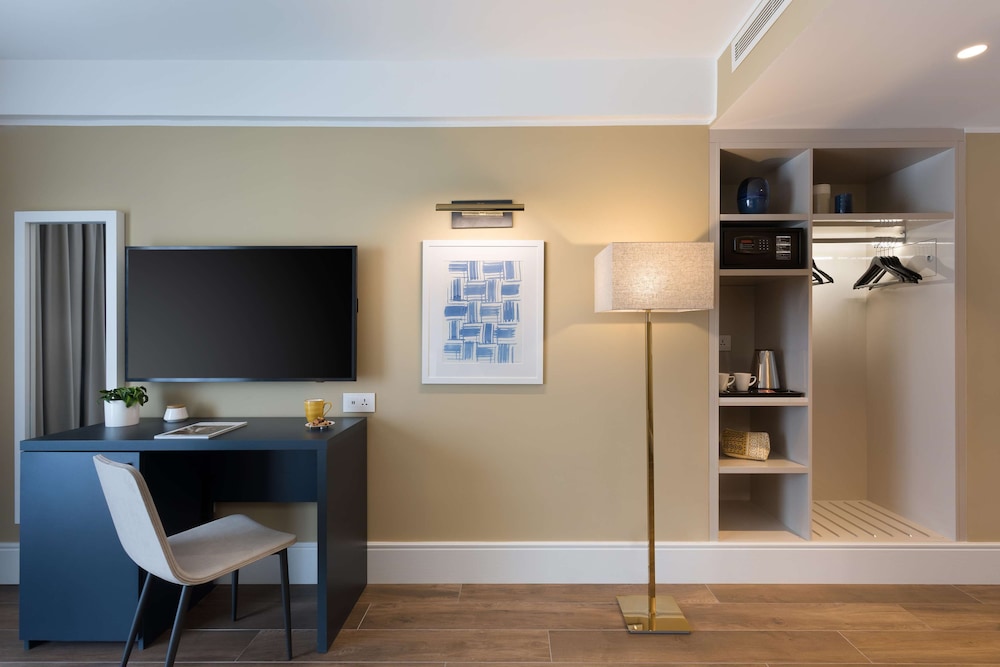 115 The Strand Hotel And Suites 36/49