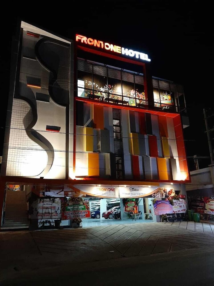 Front One Hotel Tulungagung 1/25