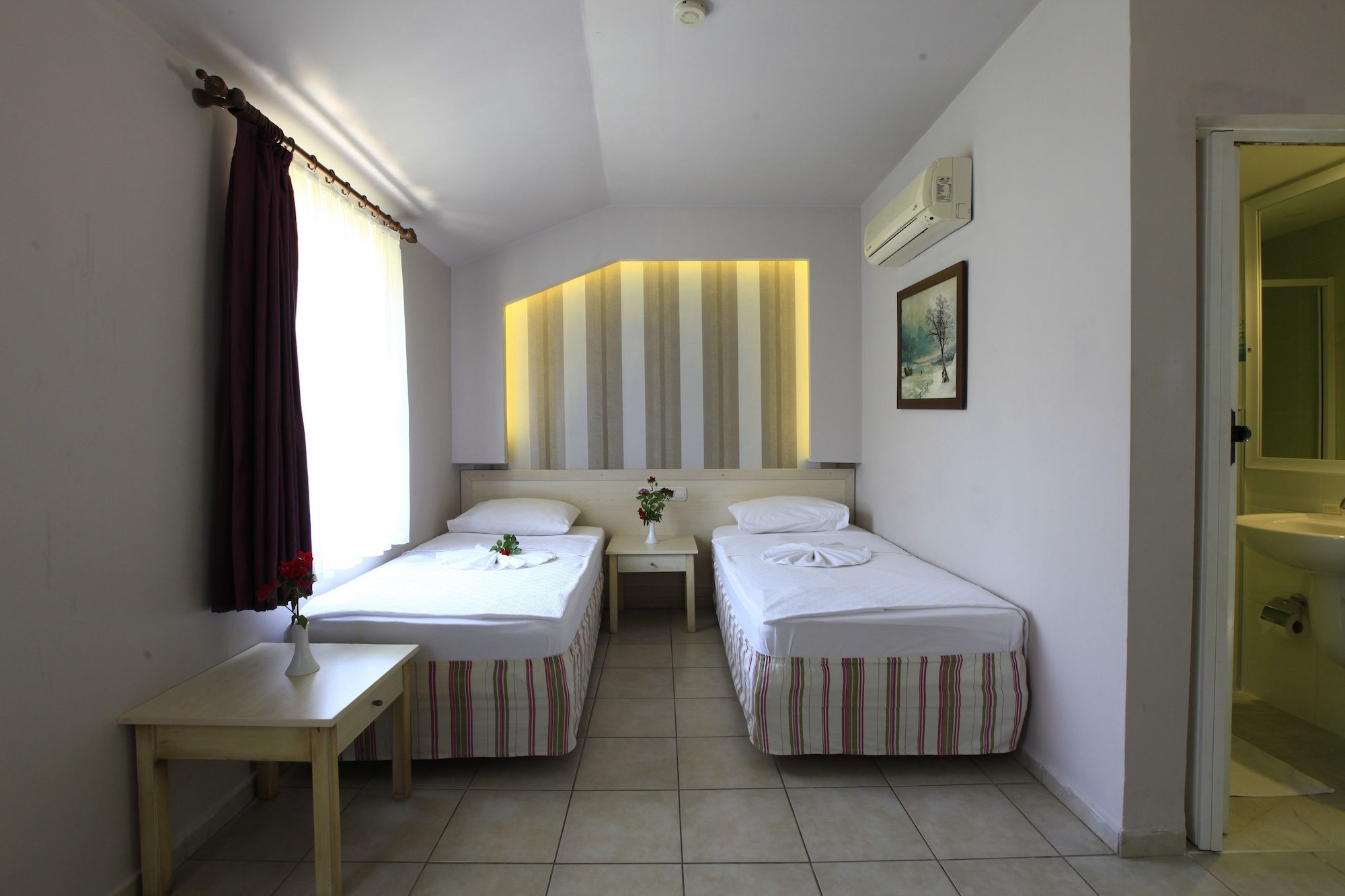 ROOM, DOUBLE OR TWIN BED