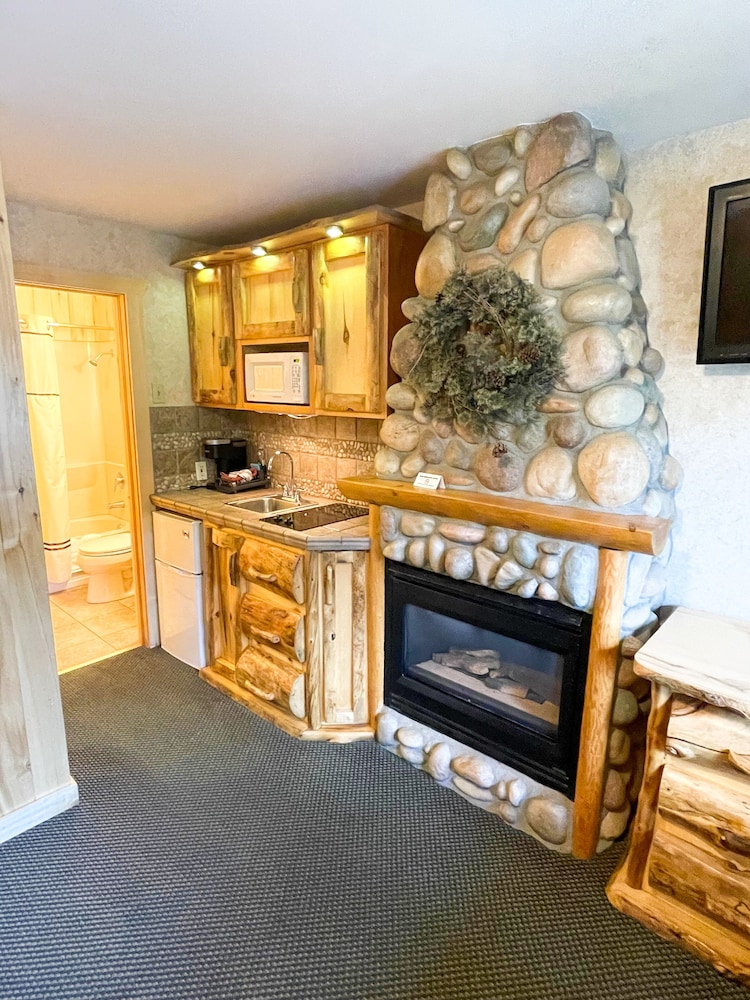 Spirit Lake Lodge and Snowmobile Rentals 8/63