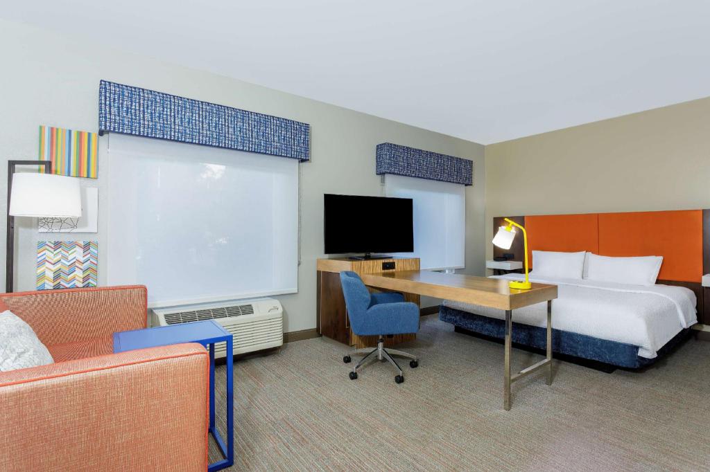 STUDIO, KING BED, SOFA, ACCESSIBLE