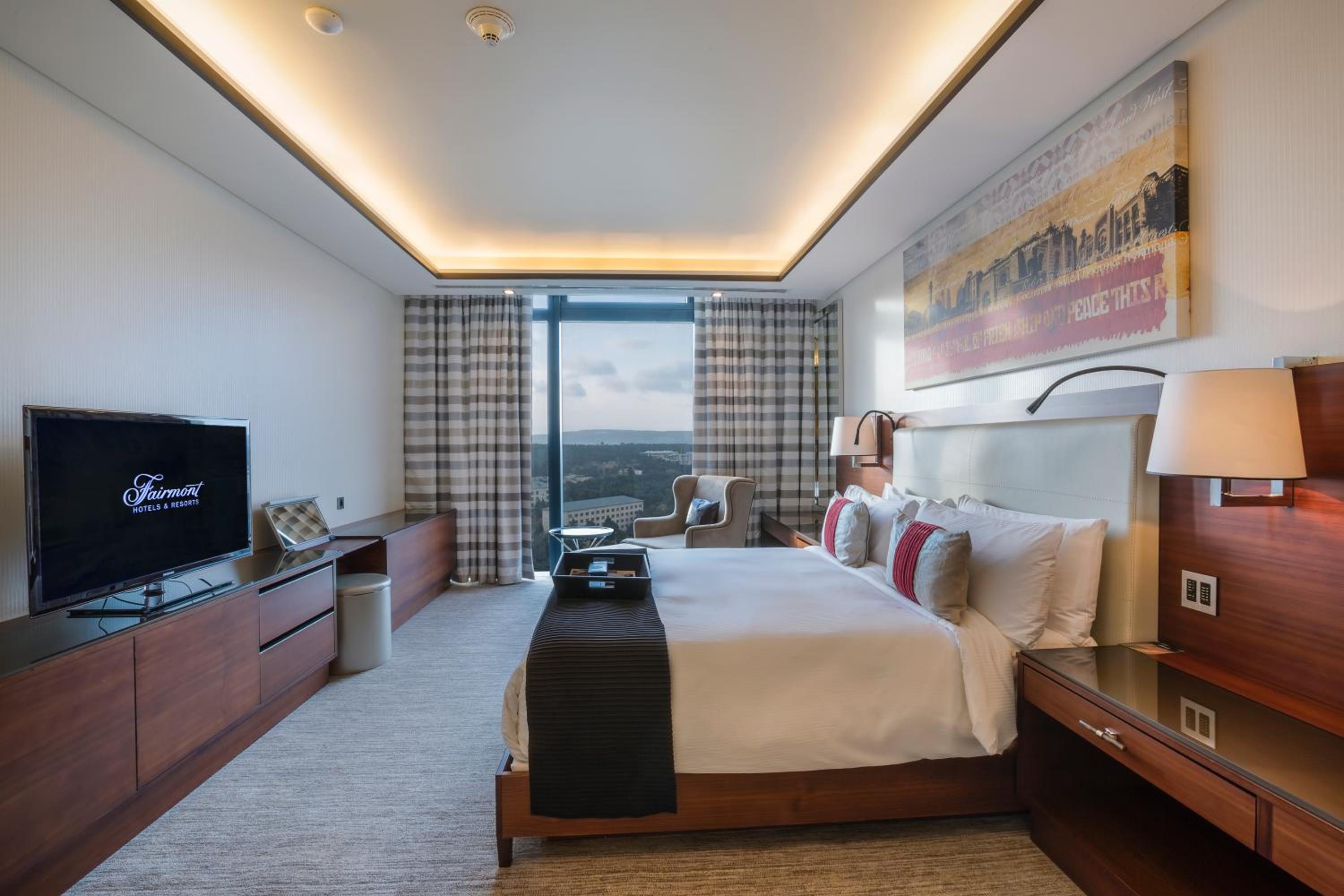 1 Bedroom, Fairmont Gold, Suite, King Bed, City View
