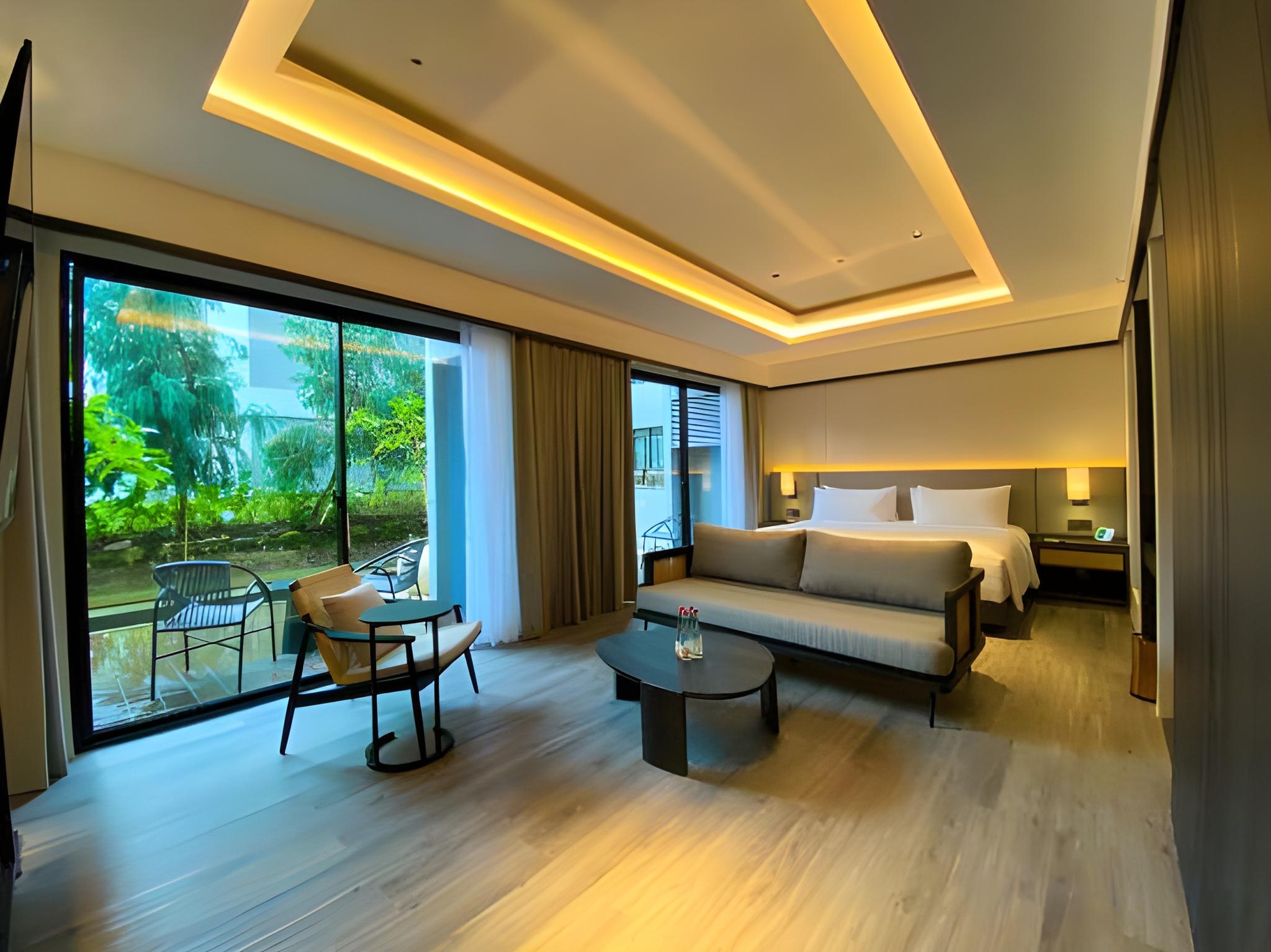 Junior Suite, Queen Bed, Pool Access