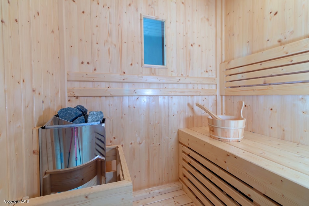 MODERN LIVING HOTEL 17/45