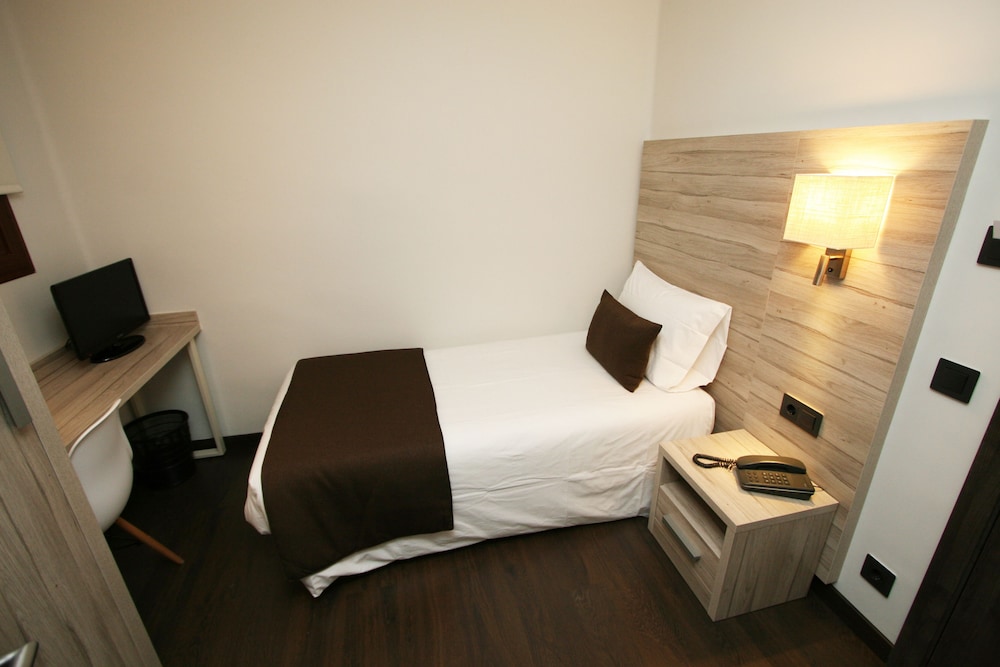 HOTEL PYRENEES 20/55