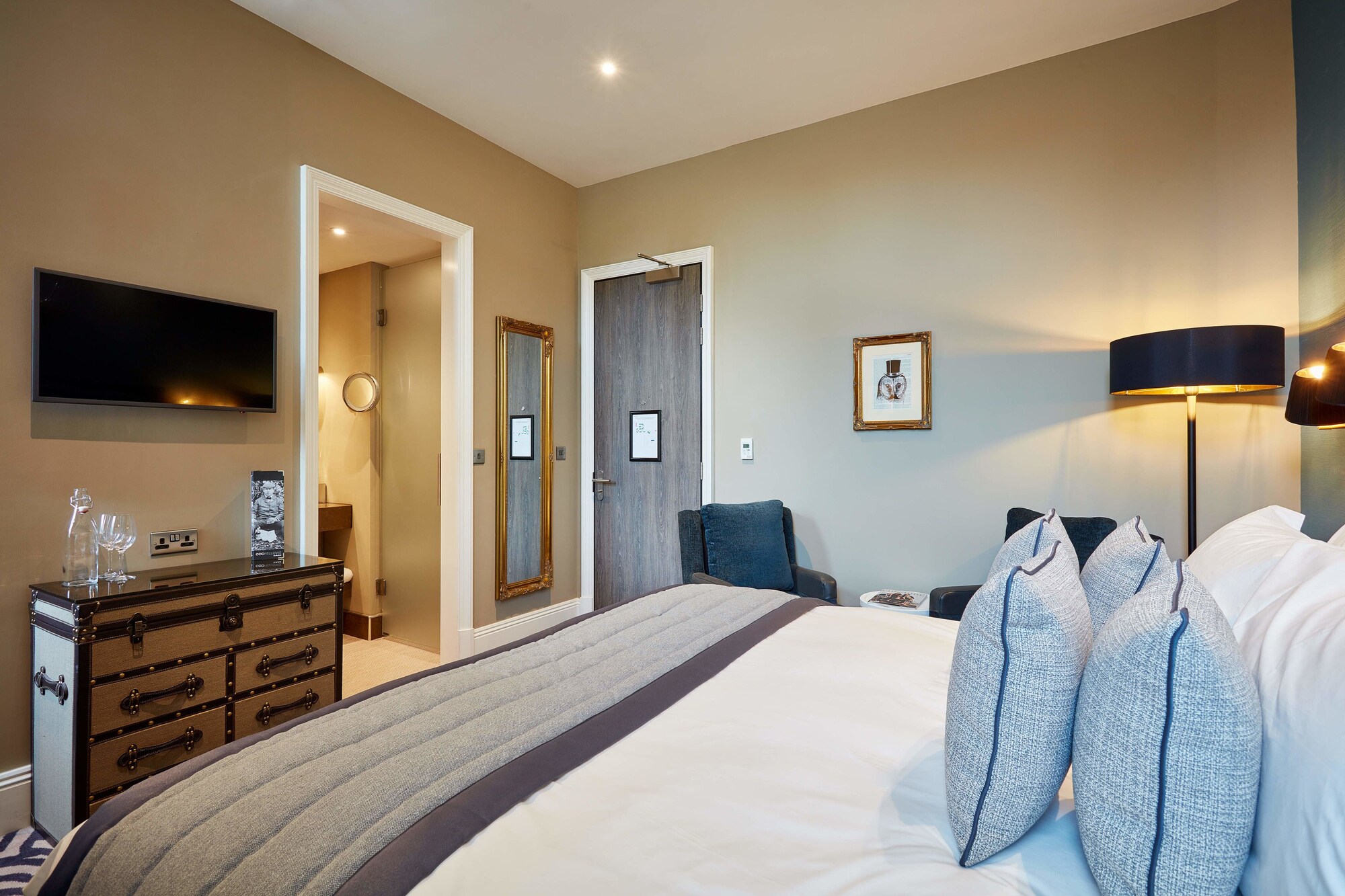 Club, King Bed