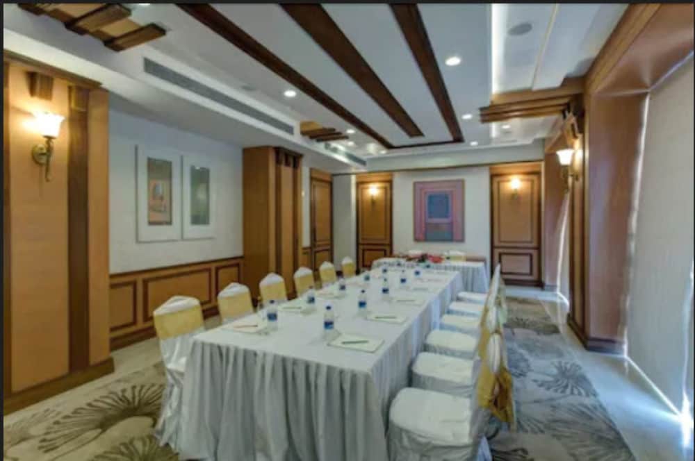 Royal Tulip Navi Mumbai 56/60