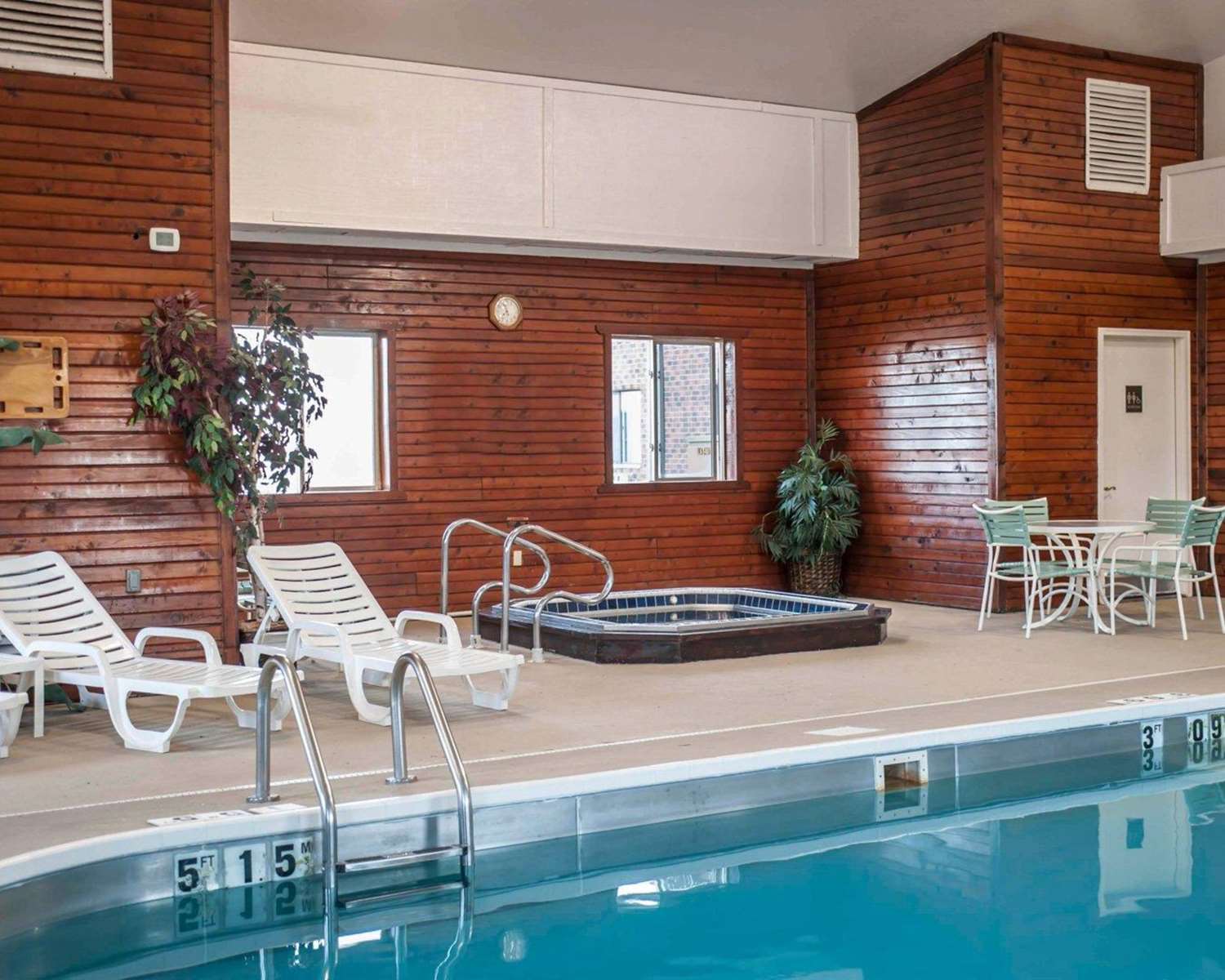 Quality Inn & Suites Boonville - Columbia 16/24