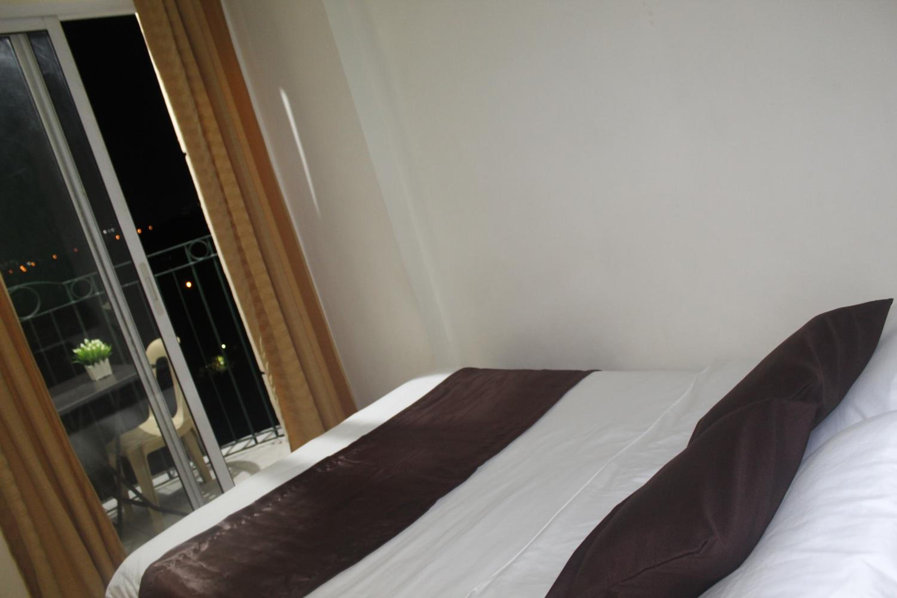 Chateau Elysee Near Airport SM 24/50