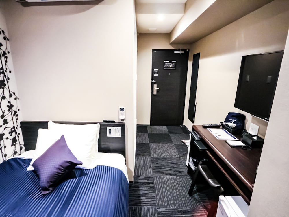 ROOM, SINGLE, SMOKING