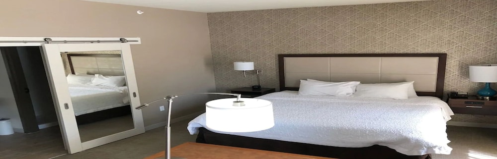 ROOM, KING BED, SOFA