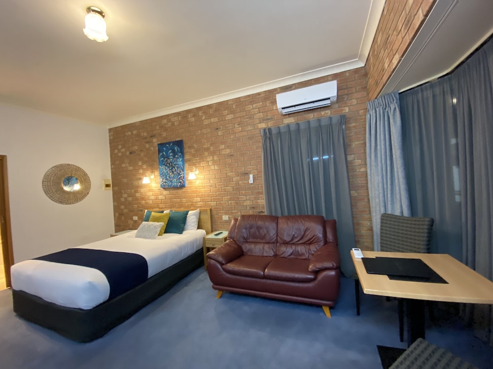 Coastal Waters Motor Inn 34/73