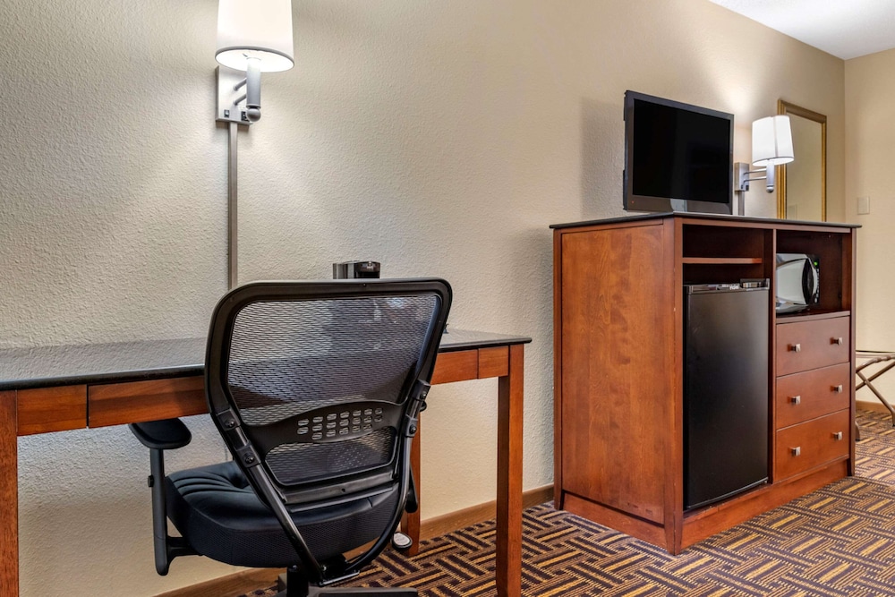 Coratel Inn & Suites by Jasper River Falls 47/60