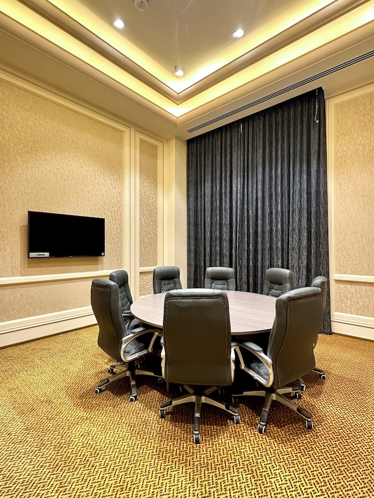 Mercure Muscat 48/53