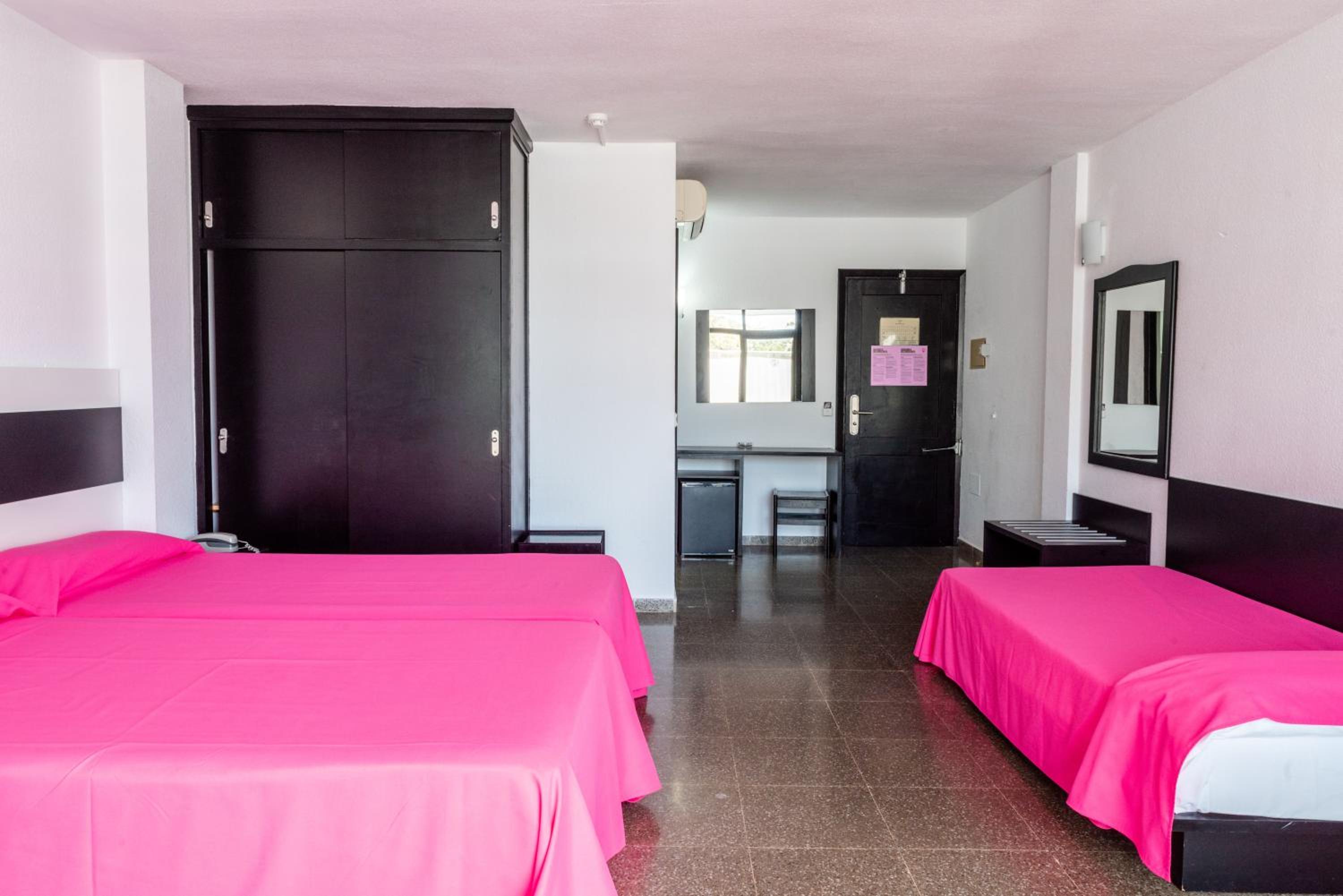 Rocks, 3 Beds