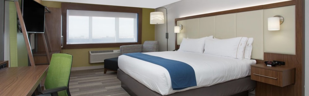 HOLIDAY INN EXPRESS & SUITES SOUTHGATE - DETROIT AREA 11/32