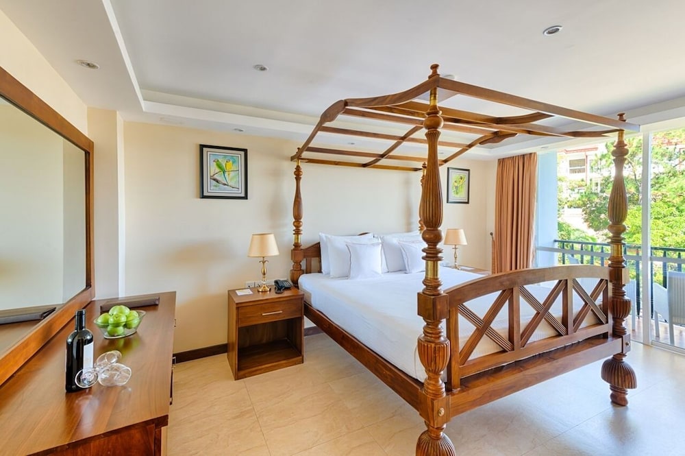 Super, Deluxe, Double or Twin Bed, Main Wing