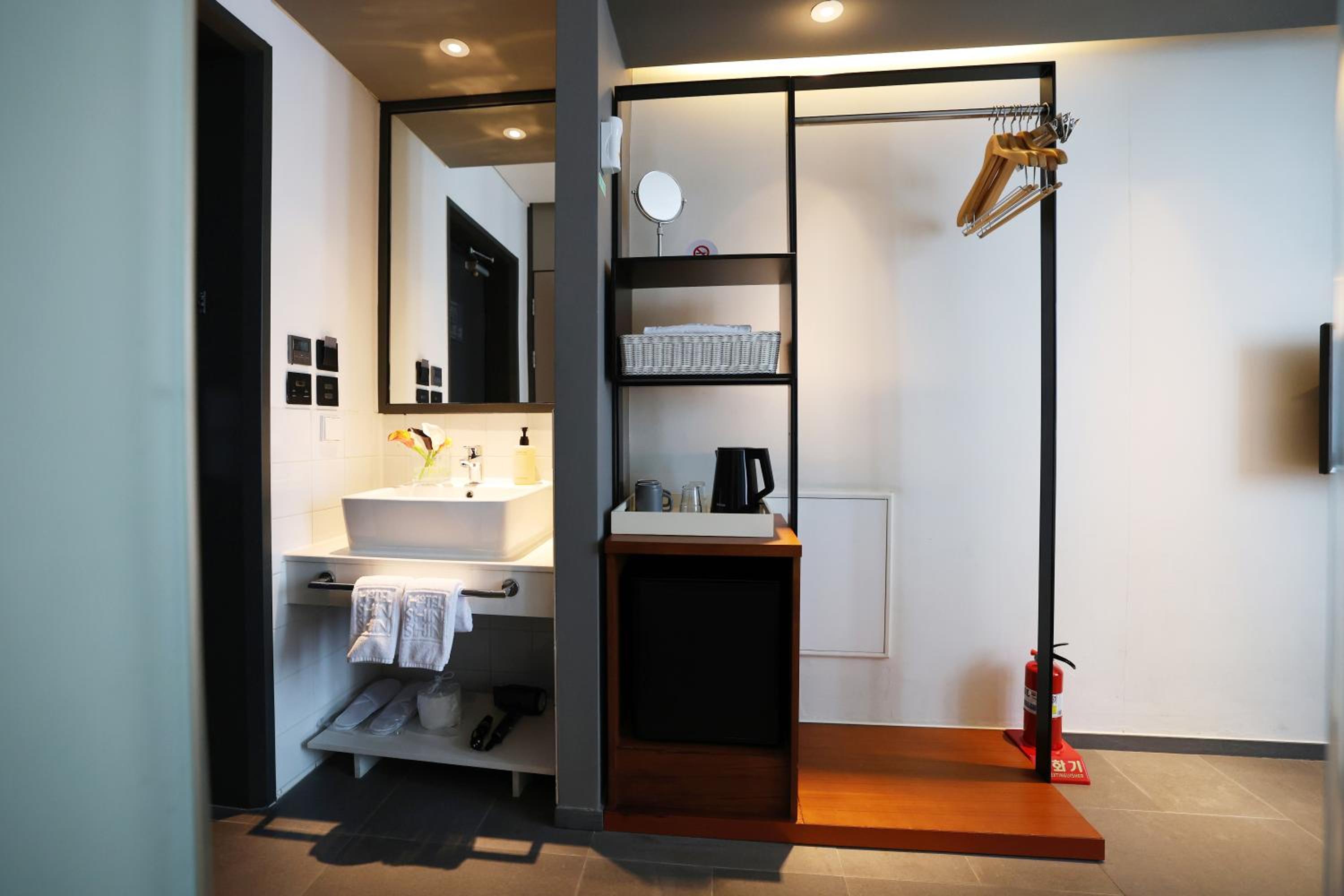 Seoul Hotel ShinShin Myeongong 45/51