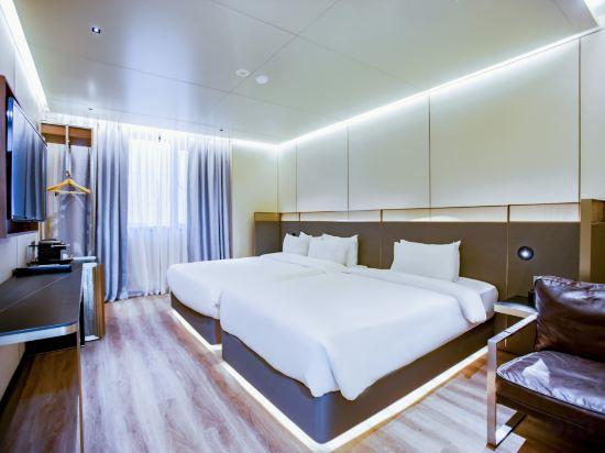 DELUXE, TWIN BEDS