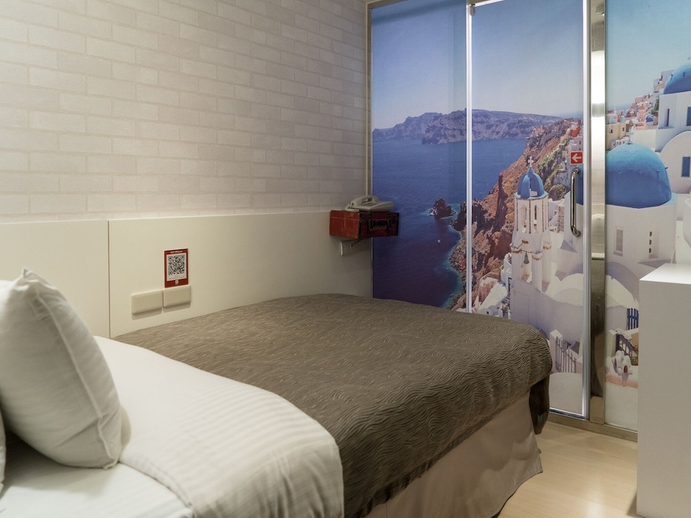 E House Hotel 18/65