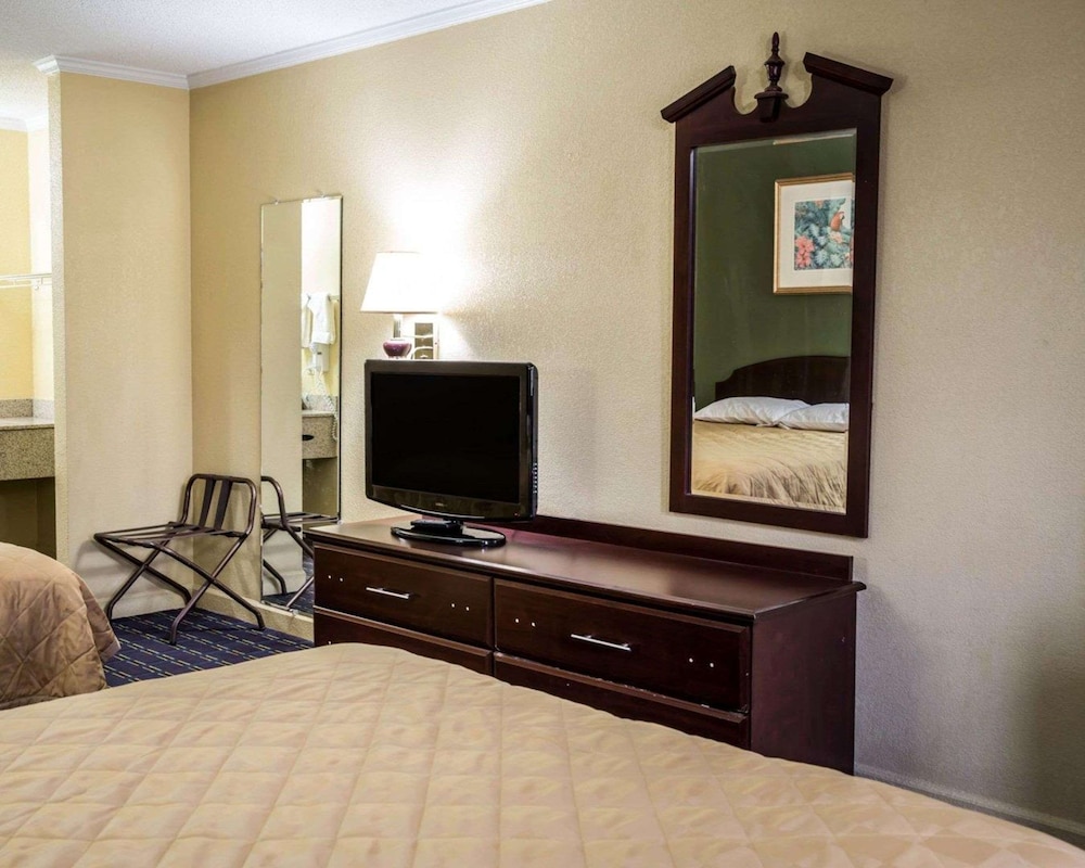 Rodeway Inn and Suites Plymouth Hwy 64 49/55