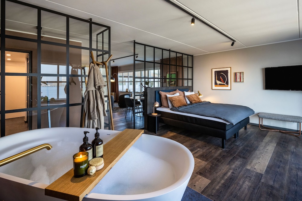 Pier 5 Hotel 52/64