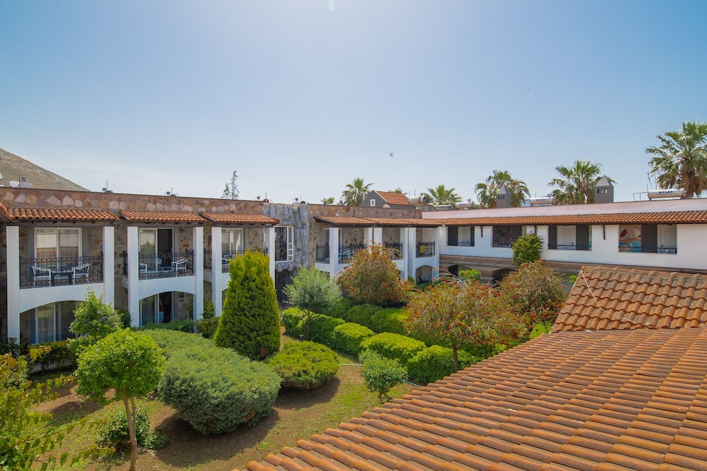 Tiana Beach Resort 84/94