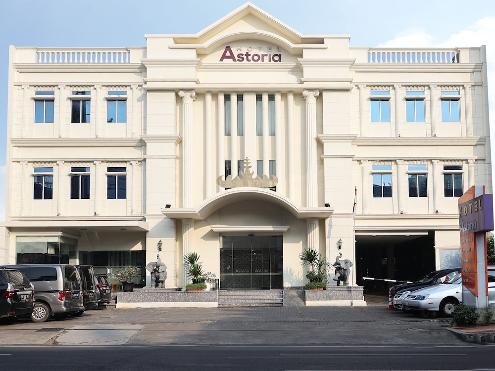 Astoria Hotel (formerly Hanum Hotel) 17/18