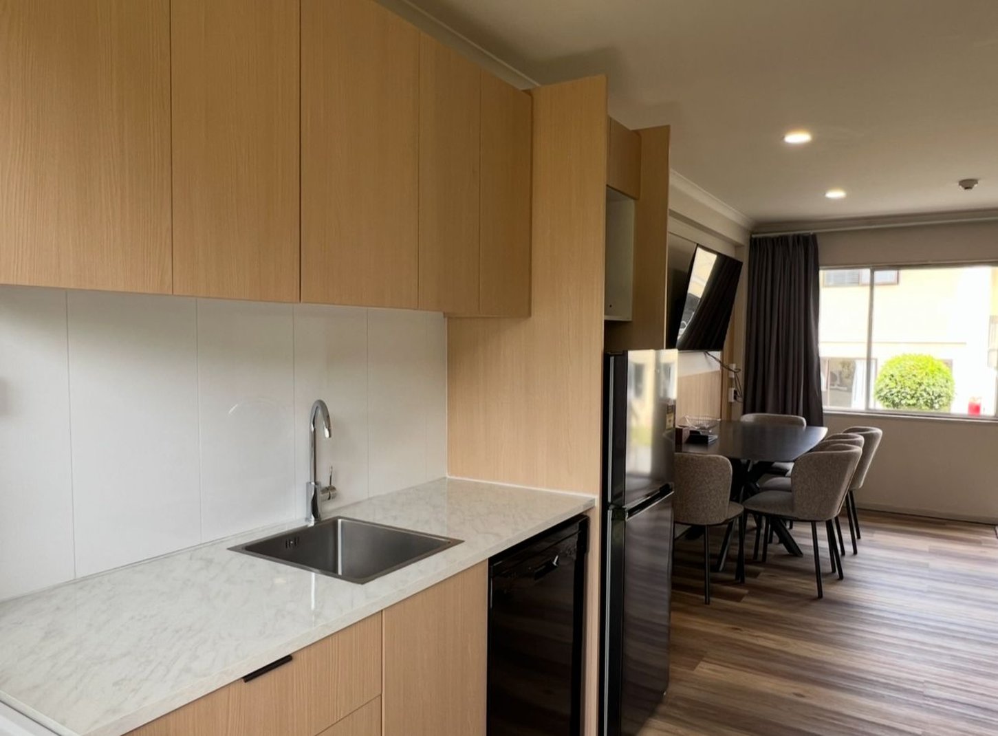 استوديو قياسي، Mountain View Motel 4/4