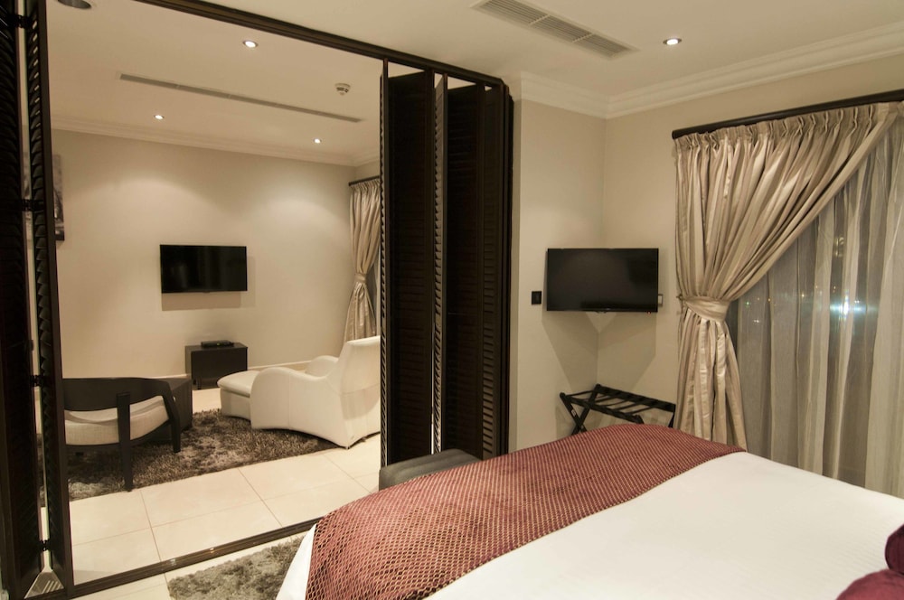 Leola Suites 9/37