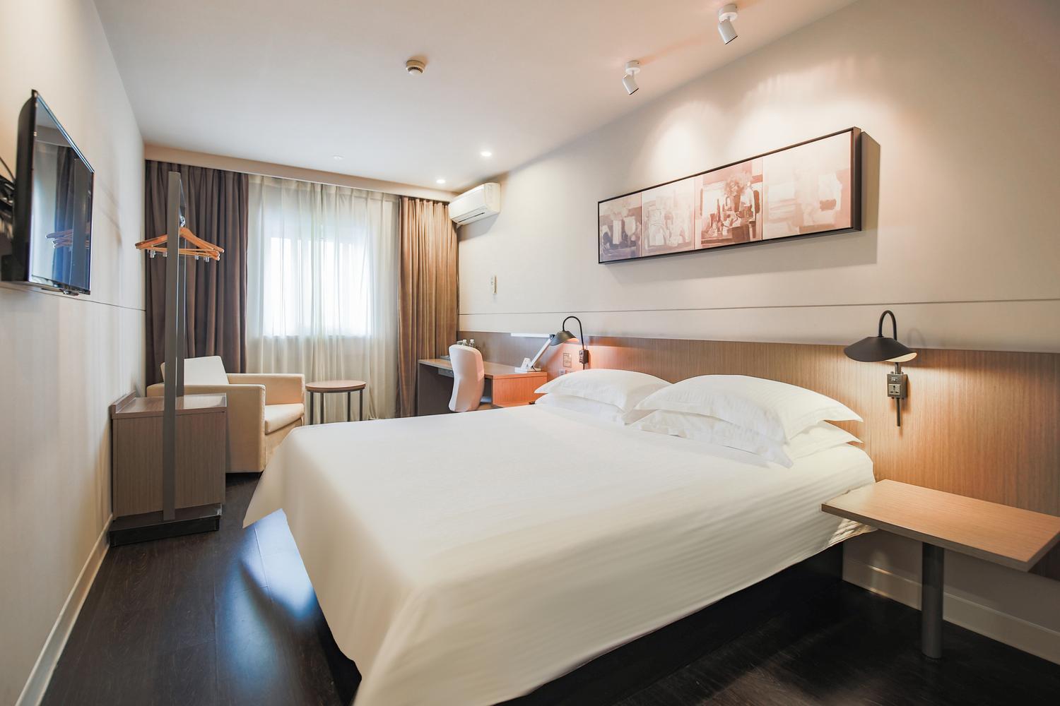 Standard, Queen Bed