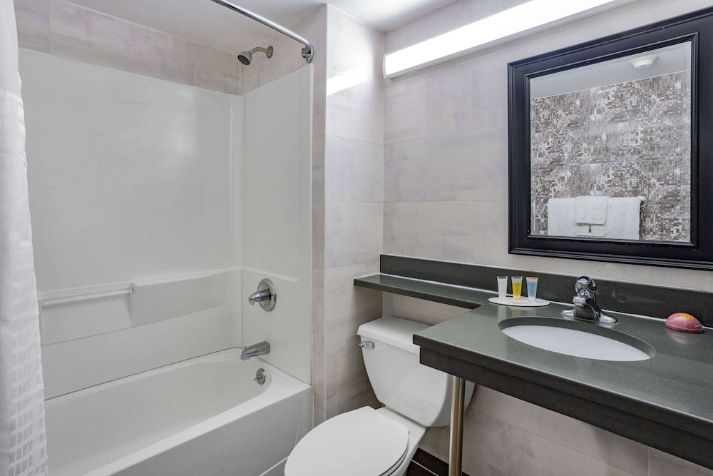Super 8 by Wyndham Lindenhurst 21/22