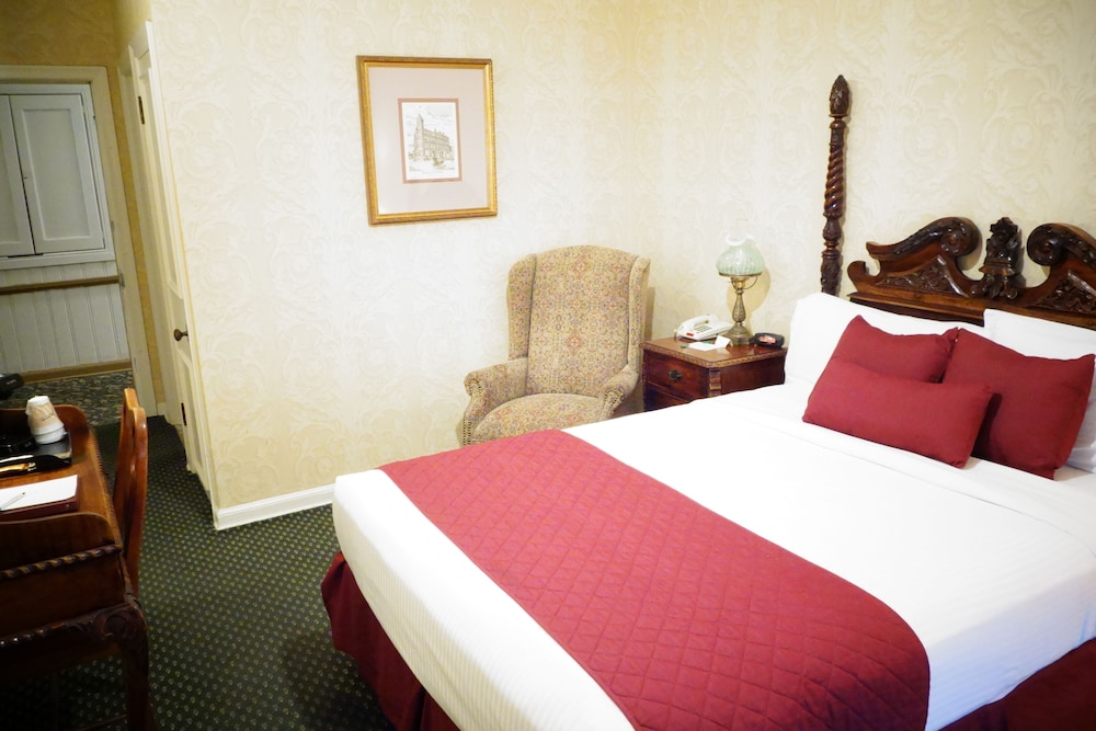 The Lafayette A grand Riverboat Era Hotel 26/77