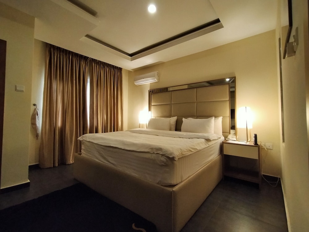 EXECUTIVE, SUITE