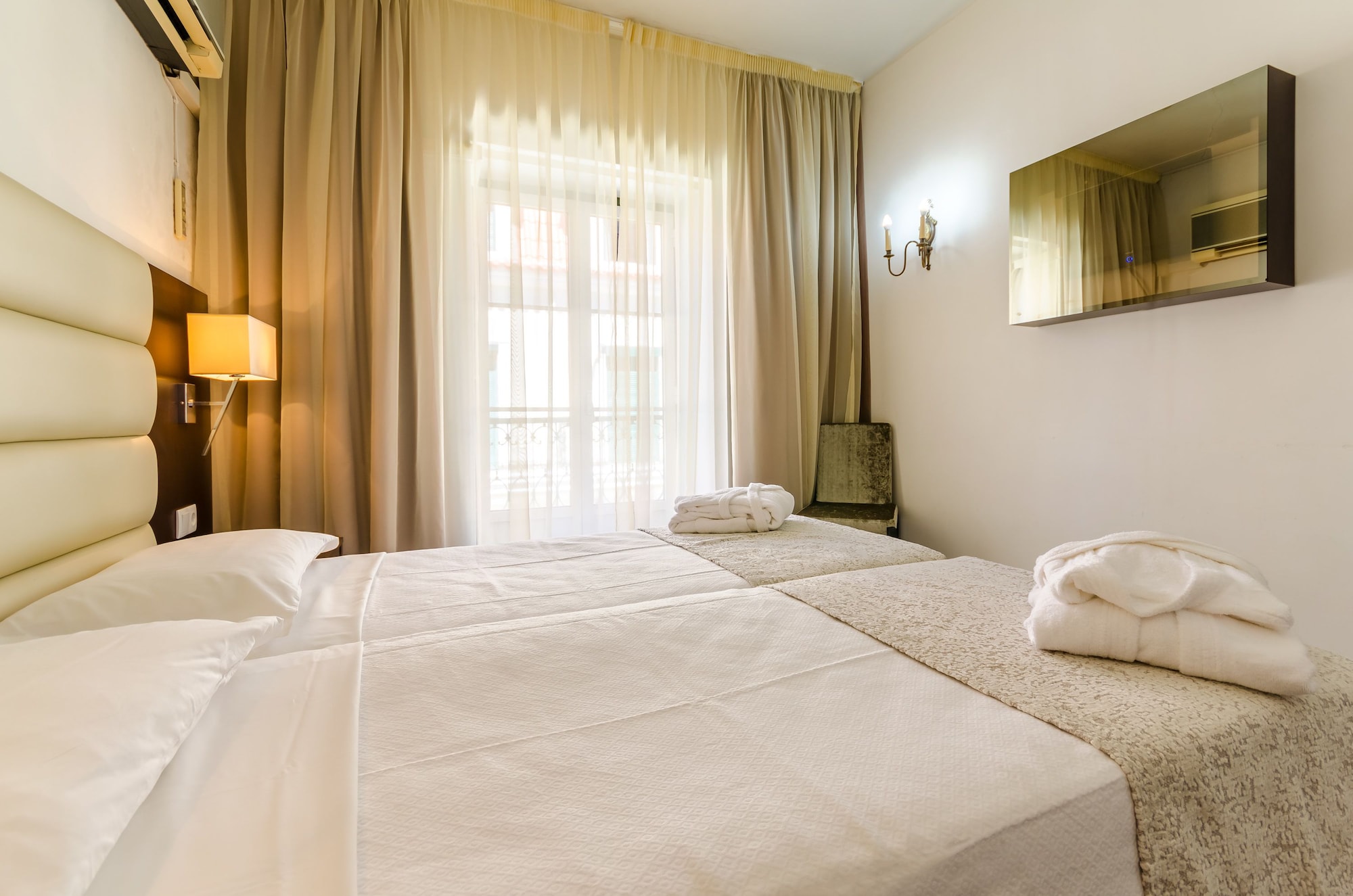 ROOM, SINGLE