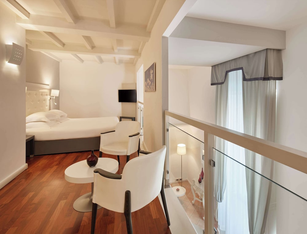 JUNIOR SUITE, QUEEN BED