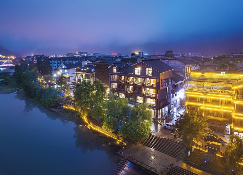 Z-Up Boutique Hotel 3/50